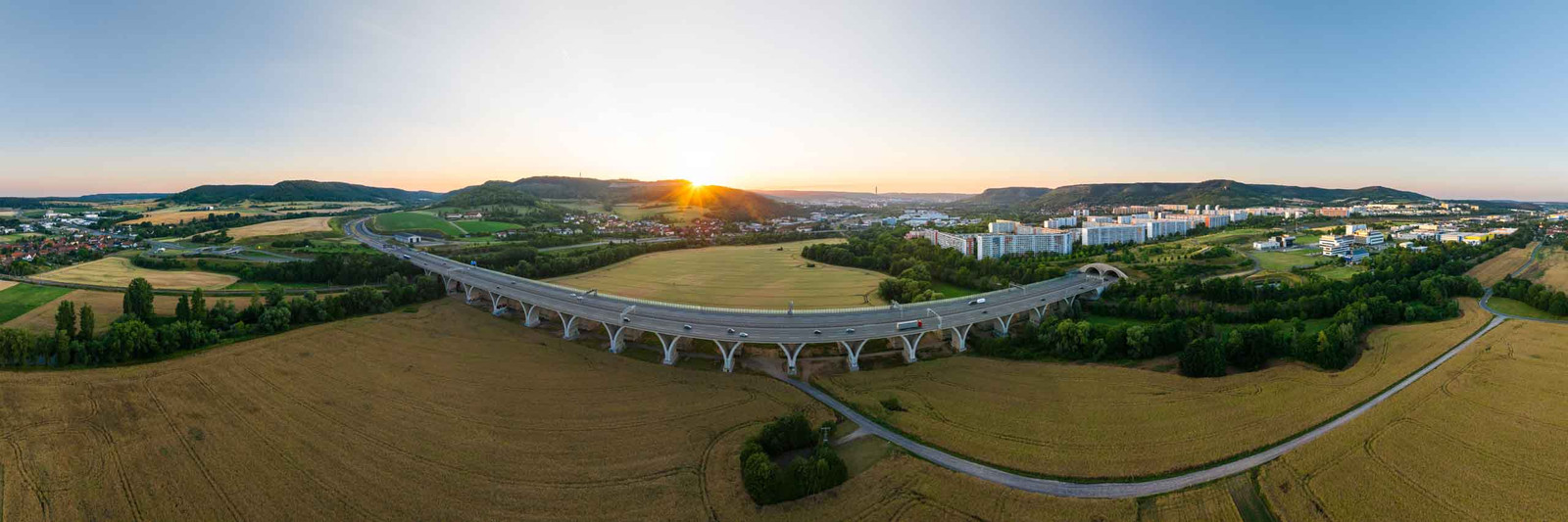 Panorama Bild der Autobahnbruecke Jena im Abendlicht