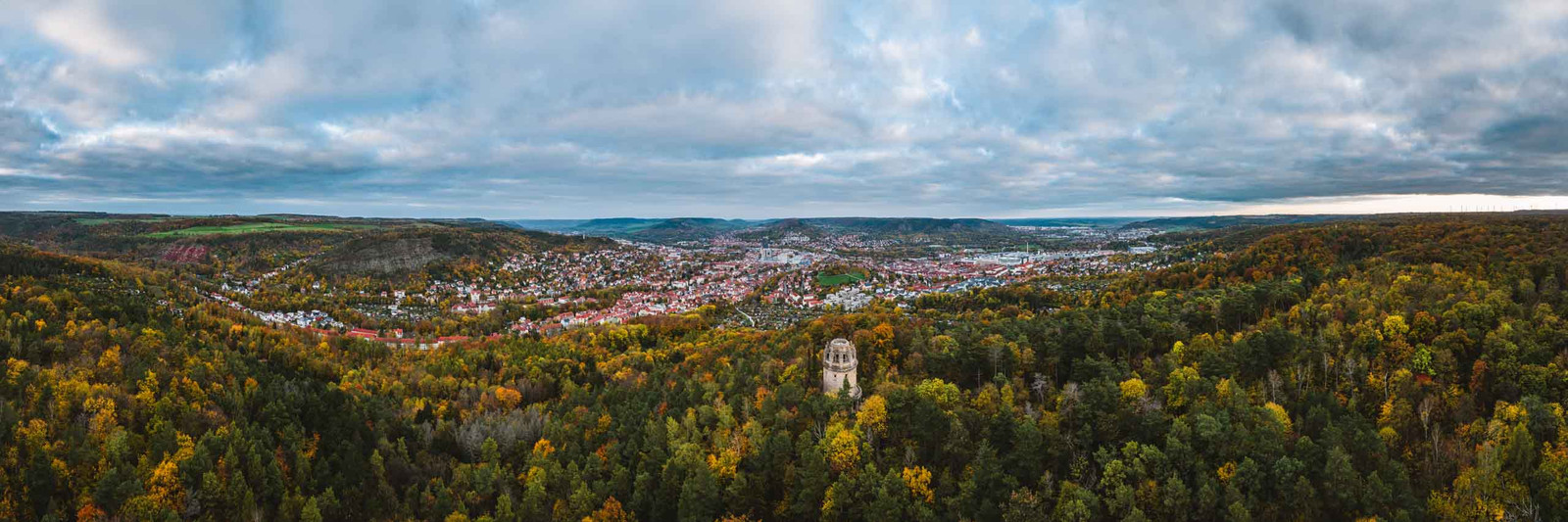 Bismarckturm Jena im Herbst zum Sonnenuntergang als Panorama Foto
