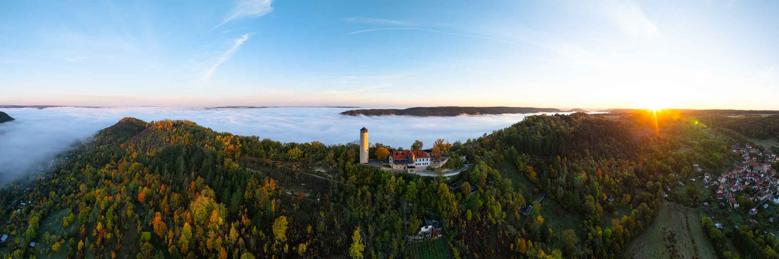 Panorama Bild Fuchsturm Jena zum Sonnenaufgang über dem Nebel im Herbst