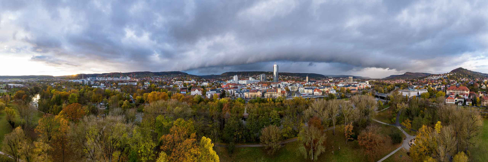 Panorama Bild von Jena Paradies mit Gewitterzelle über der Stadt im Herbst
