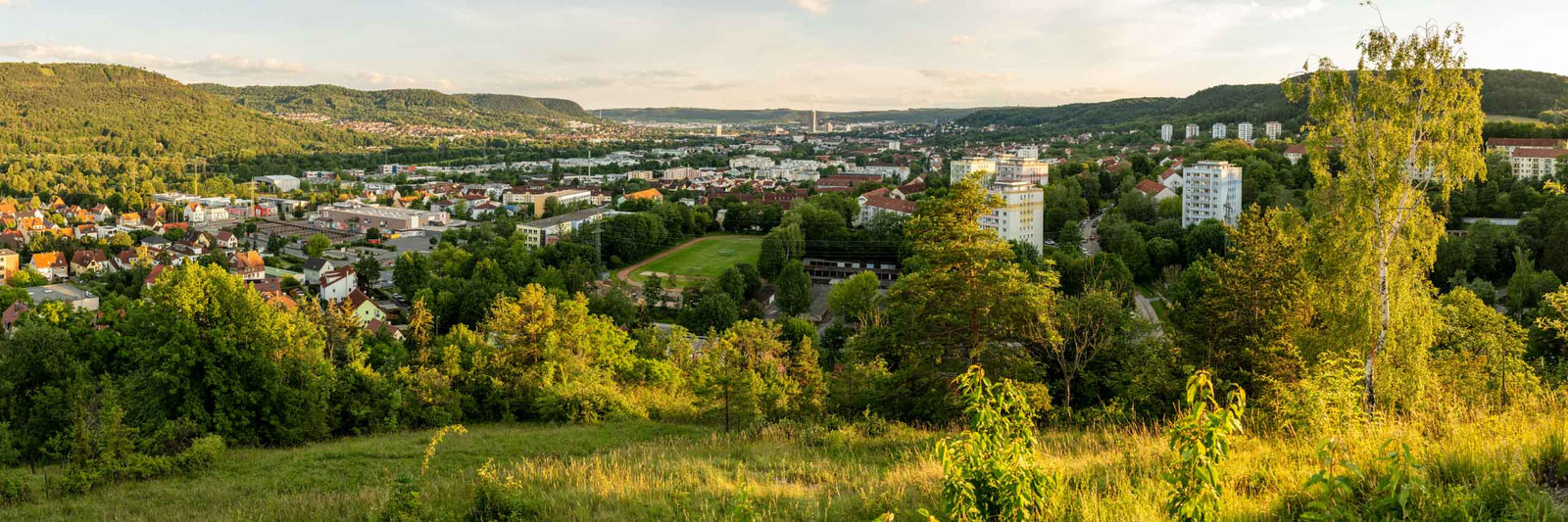Heiligenberg Jena im Sommer zum Sonnenuntergang mit Stadtblick als Panorama Foto