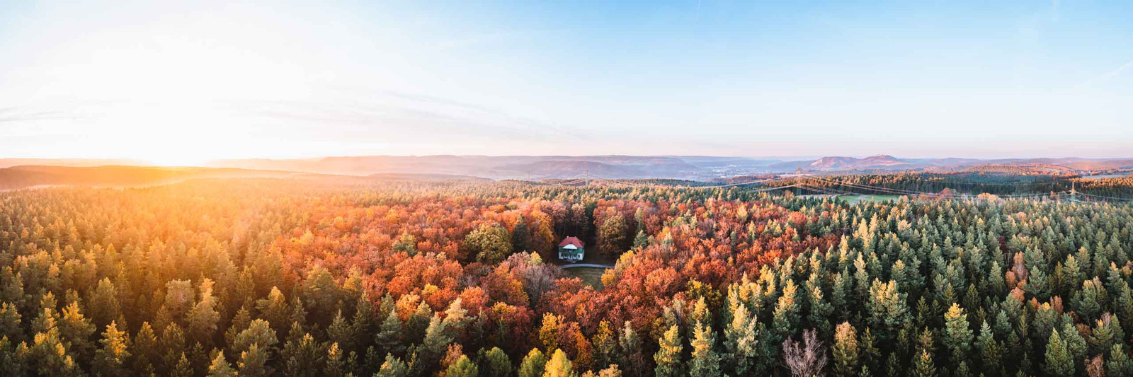 Panorama Foto der Jagdanlage Rieseneck bei Kahla im Abendlicht mit Leuchtenburg im Hintergrund