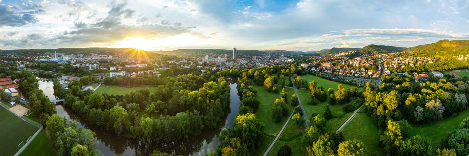 Seidelpark Jena im Sommer zum Sonnenuntergang aus der Vogelperspektive als Panorama Foto