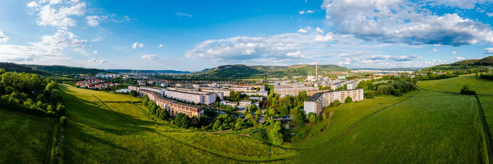 Jena Winzerla im Sommer zum Sonnenuntergang aus der Vogelperspektive als Panorama Foto
