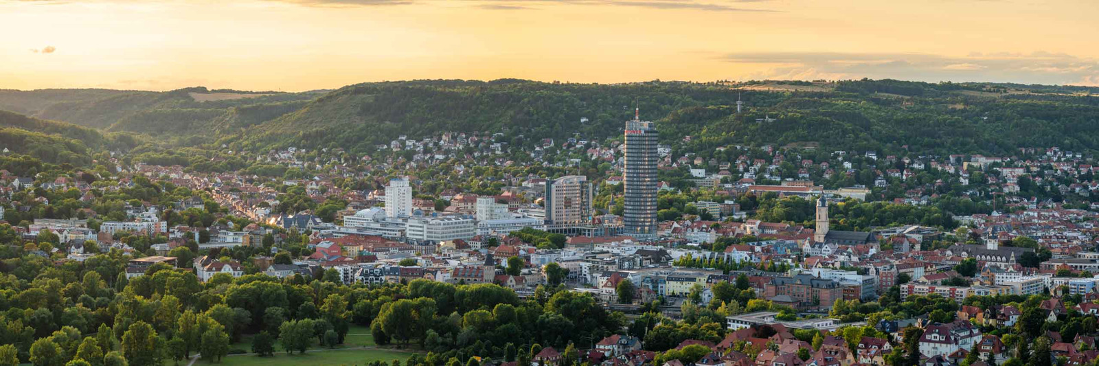 Panorama Bild von der Jena Skyline im Sonnenuntergang