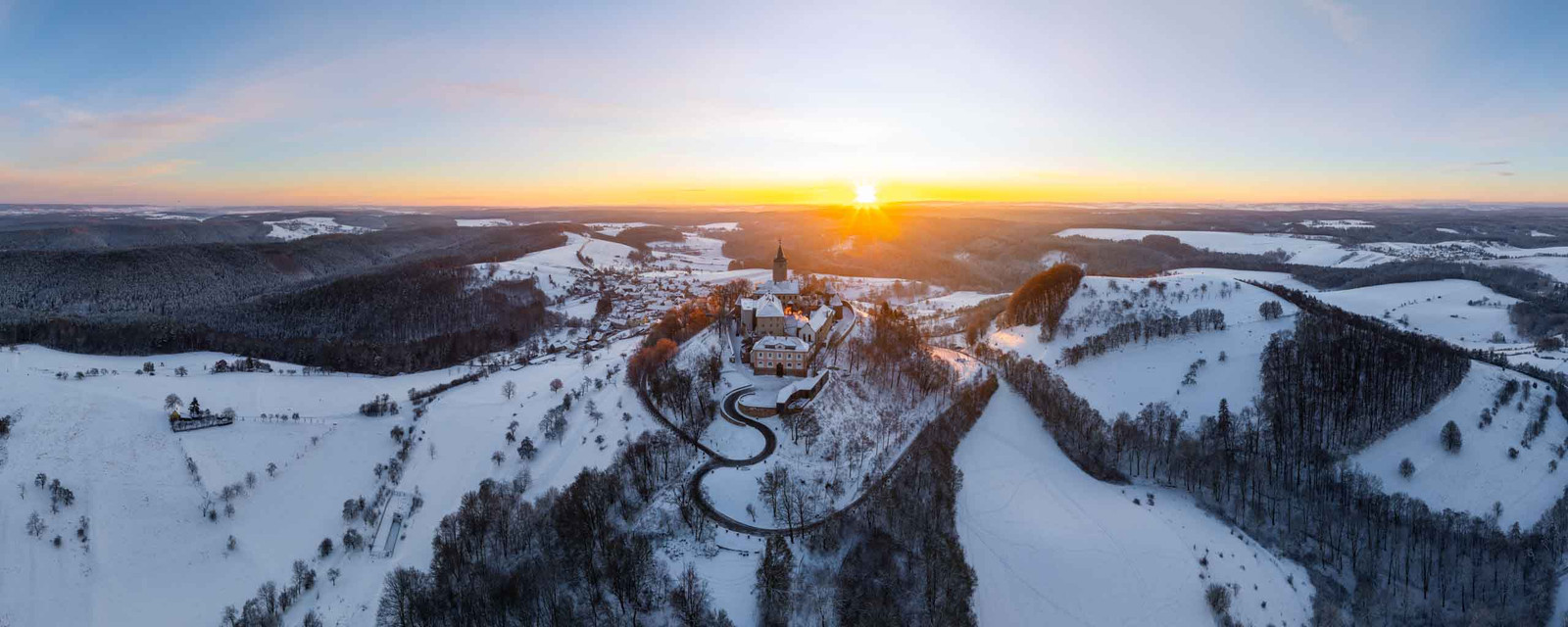 Leuchtenburg bei Kahla im Winter Wonderland zum Sonnenaufgang als Panorama Foto