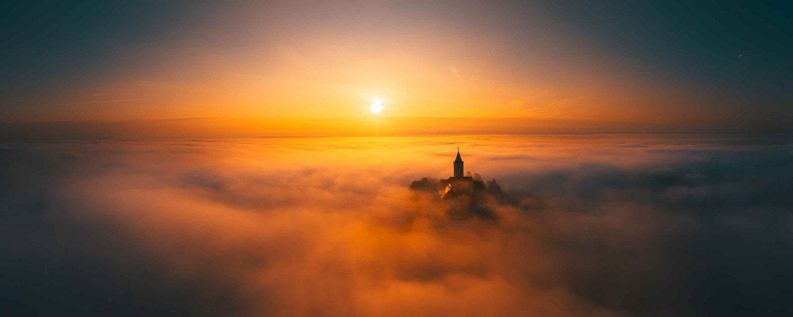 Episches Panorama Foto von der Leuchtenburg bei Kahla zum Sonnenaufgang mit viel Nebel als großformatiges Wandbild