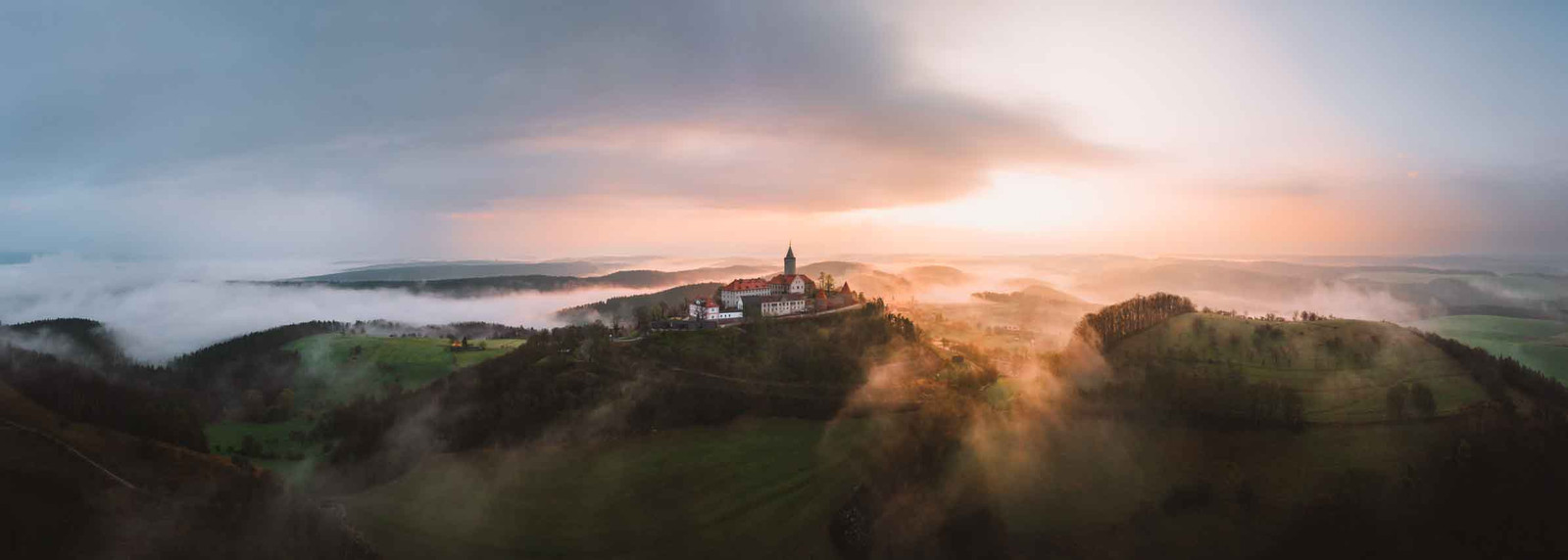 Leuchtenburg bei Kahla über den Wolken als Panorama Foto für Innenräume