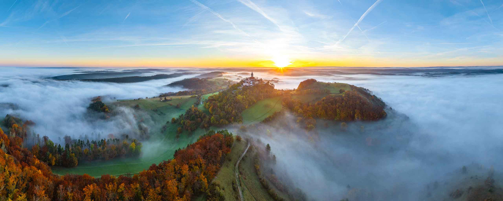 Leuchtenburg bei Kahla im Herbst über dem Nebel als Panorama Foto für Wandgestaltungen
