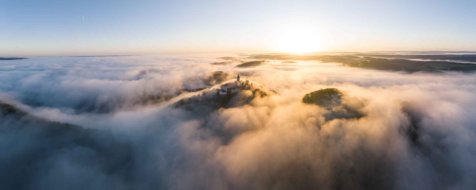 Leuchtenburg bei Kahla über den Wolken als Panorama Bild für Wandgestaltung