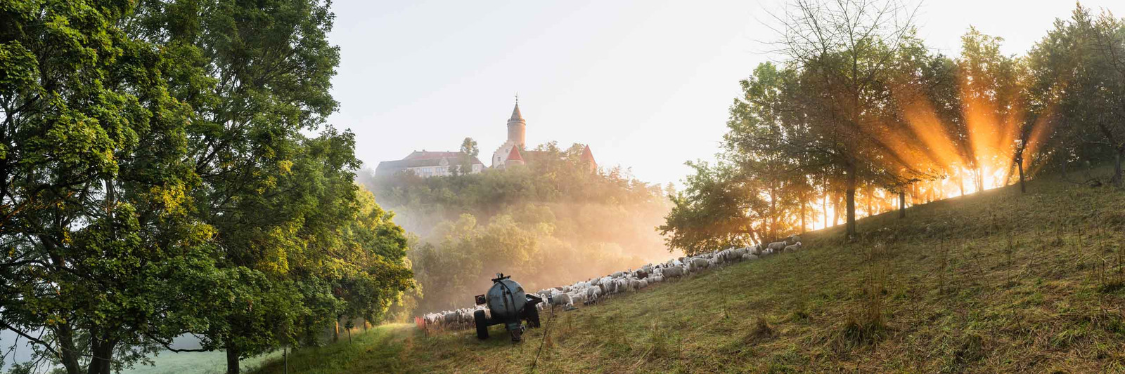 Die Leuchtenburg bei Kahla zum Sonnenaufgang als episches Panorama Foto für großformatige Wandgestaltungen