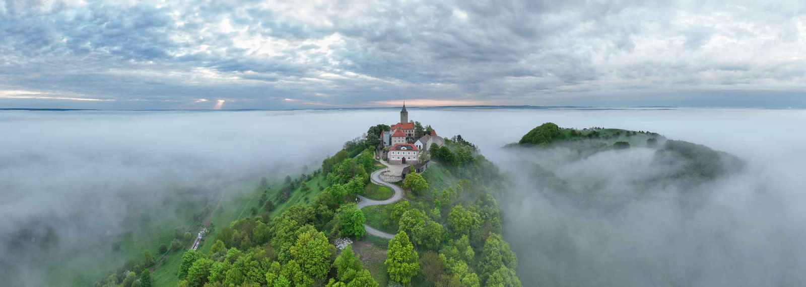 Leuchtenburg bei Kahla zum Sonnenaufgang über dem Nebel als Panorama Foto für Wandgestaltungen