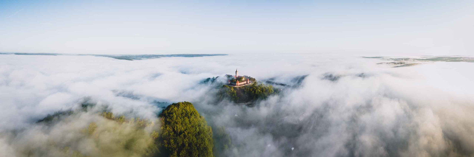 Leuchtenburg bei Kahla über dem Nebel als Panorama Foto für Wandgestaltungen