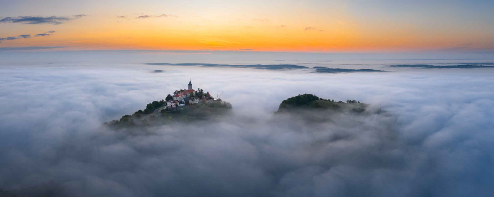 Panorama Bild von der Leuchtenburg bei Kahla und dem Pfaffenberg über dem Nebel zum Sonnenaufgang