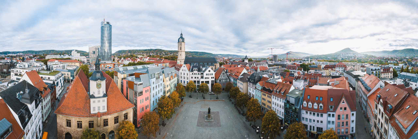 Marktplatz Jena im Stadtzentrum zum Sonnenaufgang als Panorama Bild