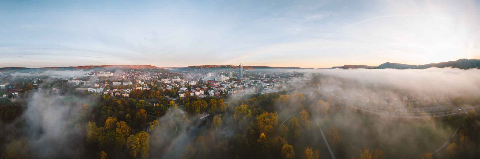 Fotografie von Jena zum Sonnenaufgang als Panorama über dem Nebel