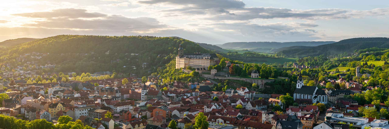 Schloss Heidecksburg in Rudolstadt an einem Sommerabend aus der Vogelperspektive