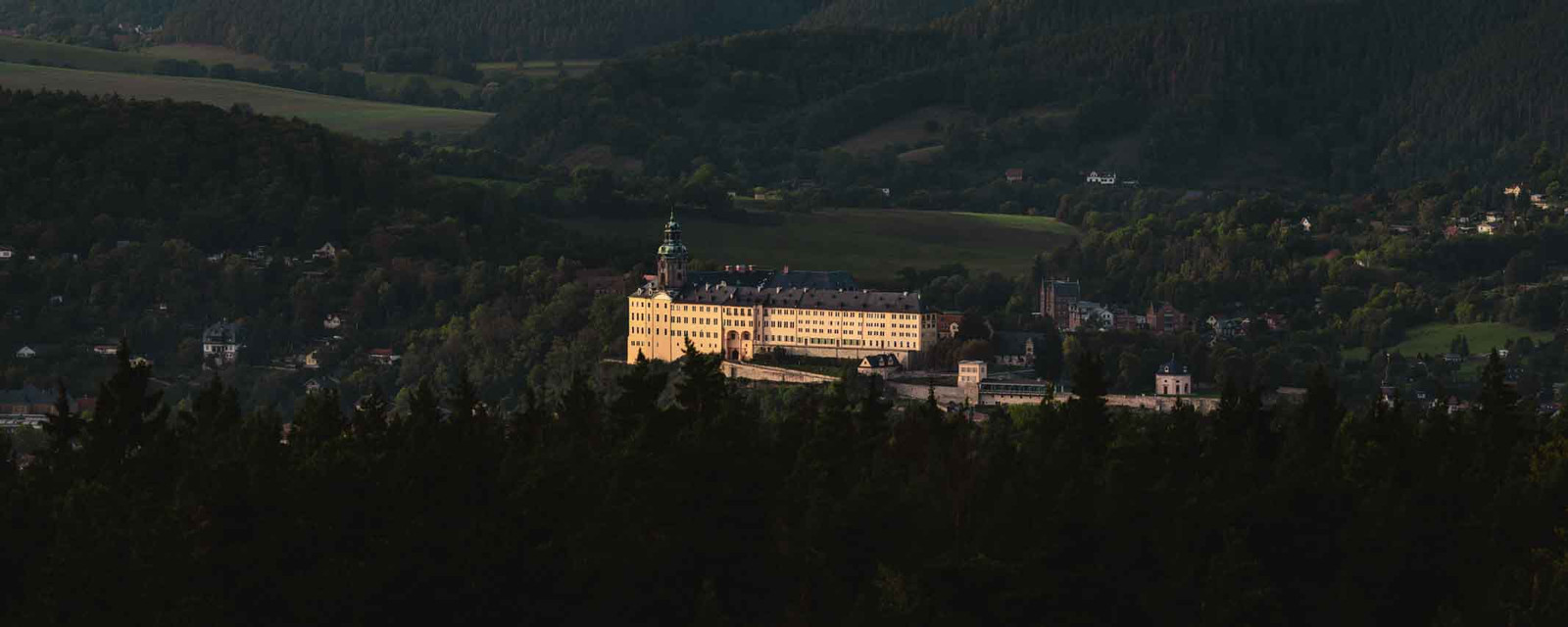 Panorama Bild mit der Heidecksburg bei Rudolstadt im Sommer