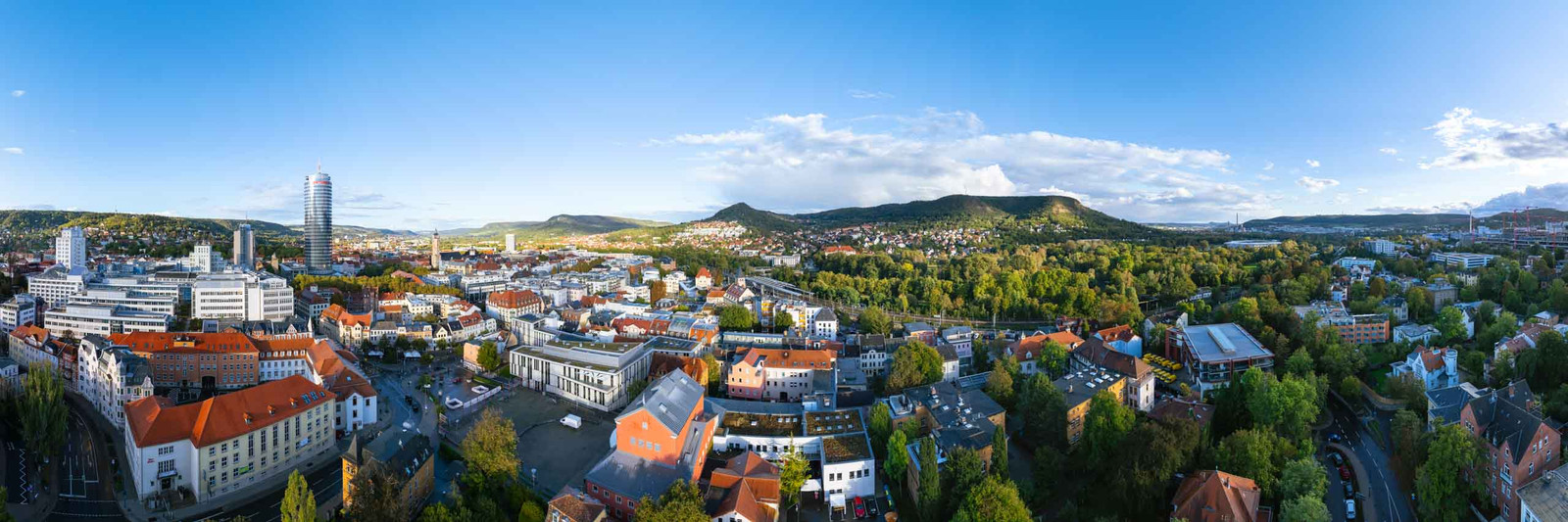 Stadtzentrum und Kulturarena Jena im Sommer zum Sonnenuntergang aus der Vogelperspektive als Panorama Foto
