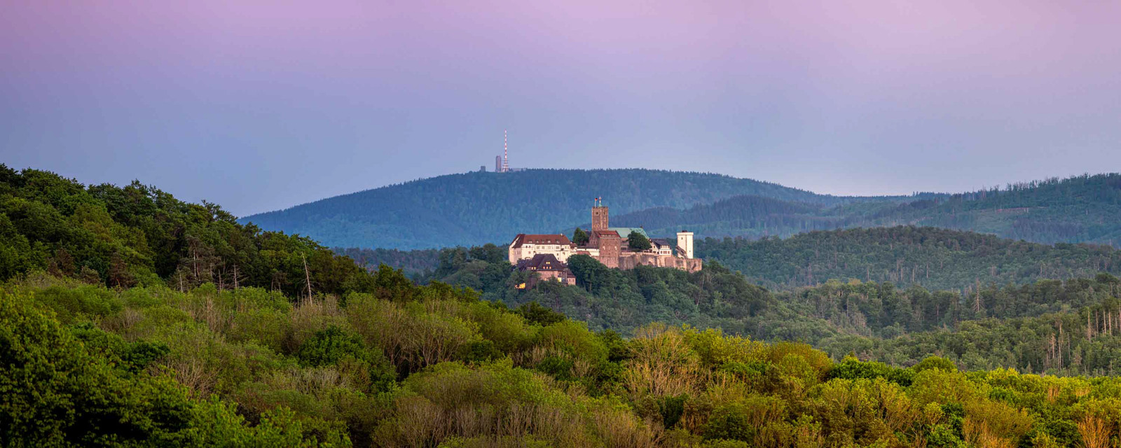 Panorama Foto von der Wartburg und dem Inselsberg bei Sonnenuntergang