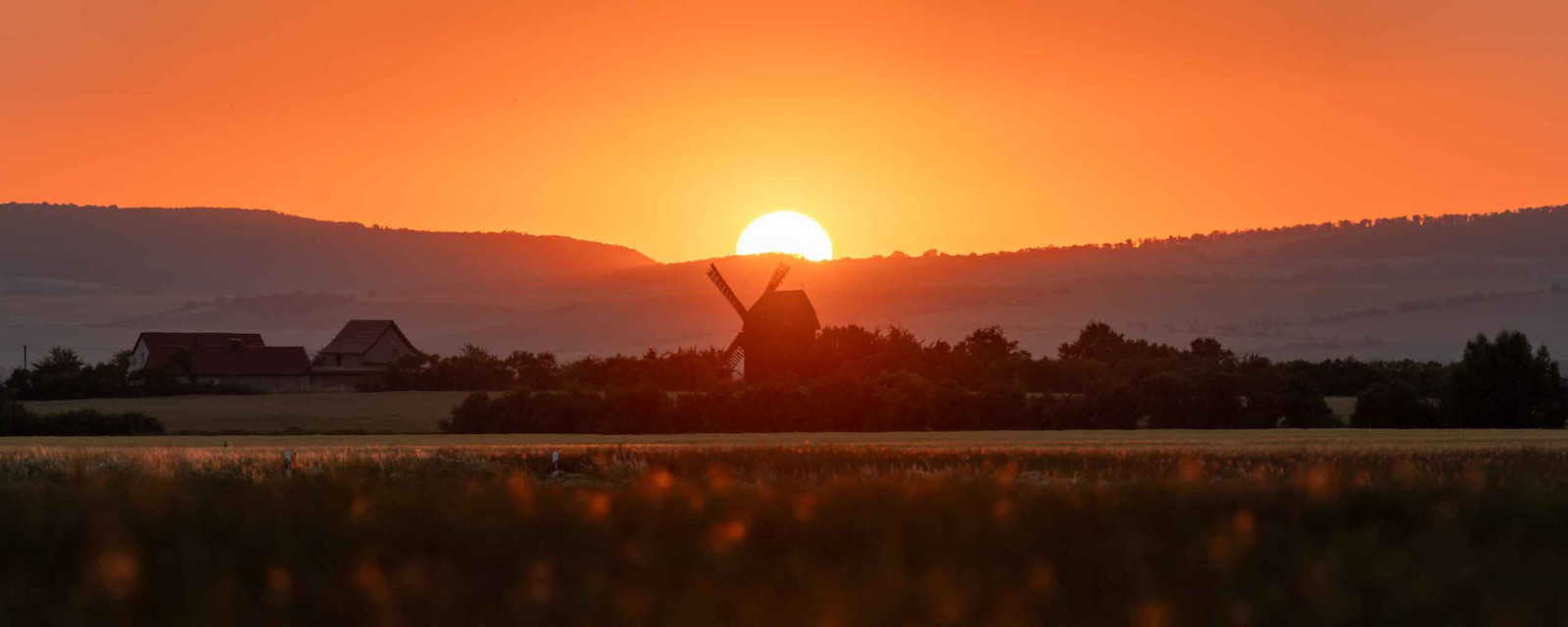 Bockwindmühle Schillingstedt nahe Sömmerda bei Sonnenuntergang als Panorama Foto