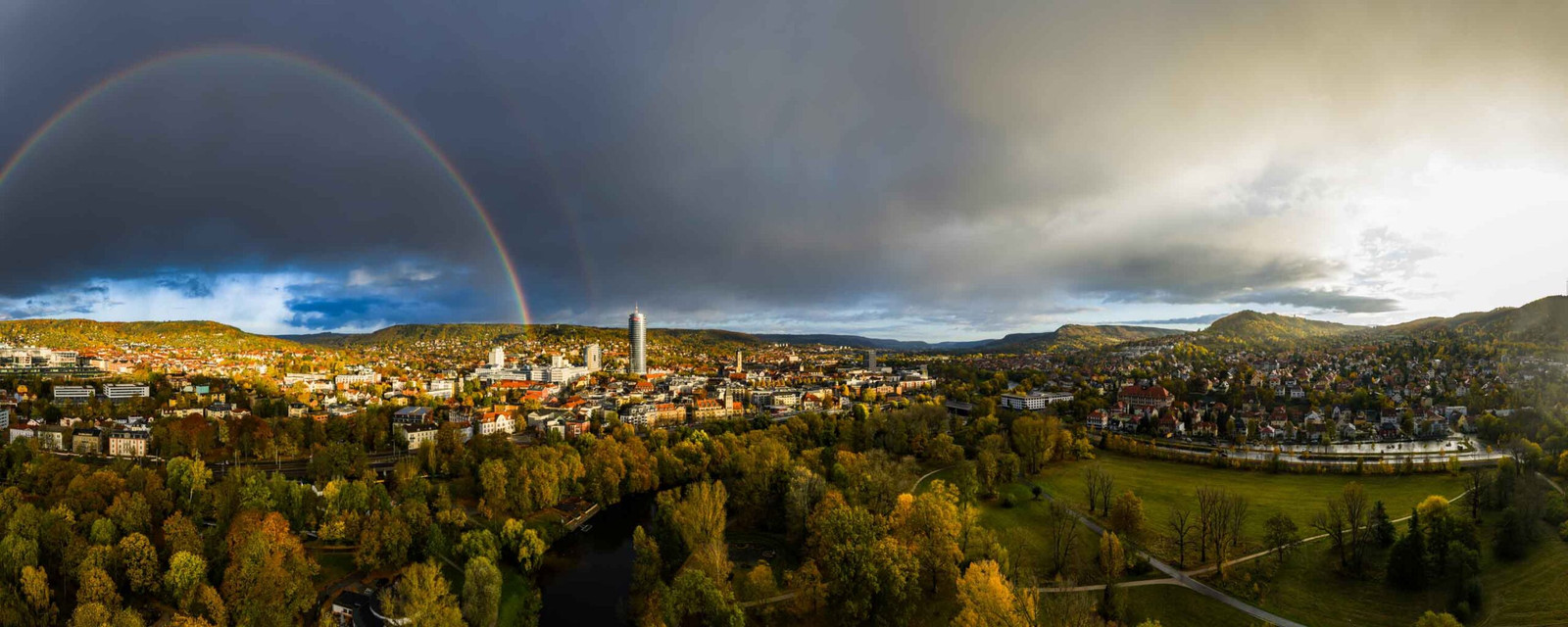 Jena Panoramabild mit Regenbogen, Sonne und Gewitterwolken über dem Stadtzentrum