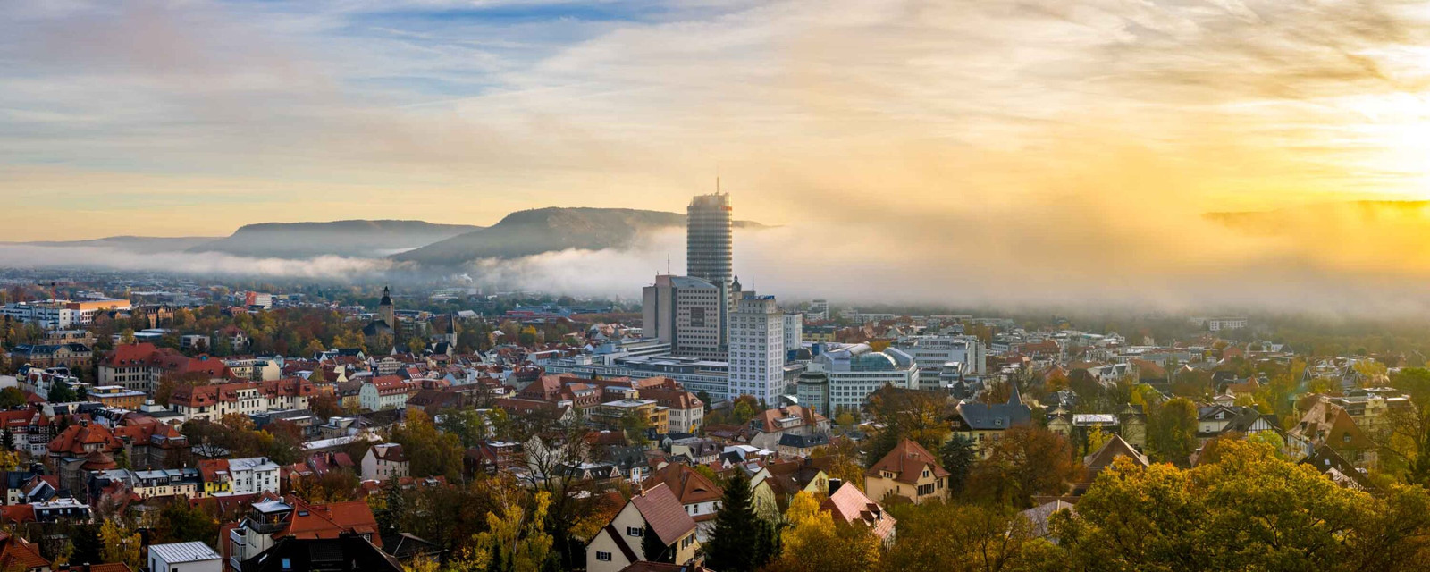 Sonnenaufgang mit Nebel im Herbst vom Friedensberg Jena als Panorama Foto