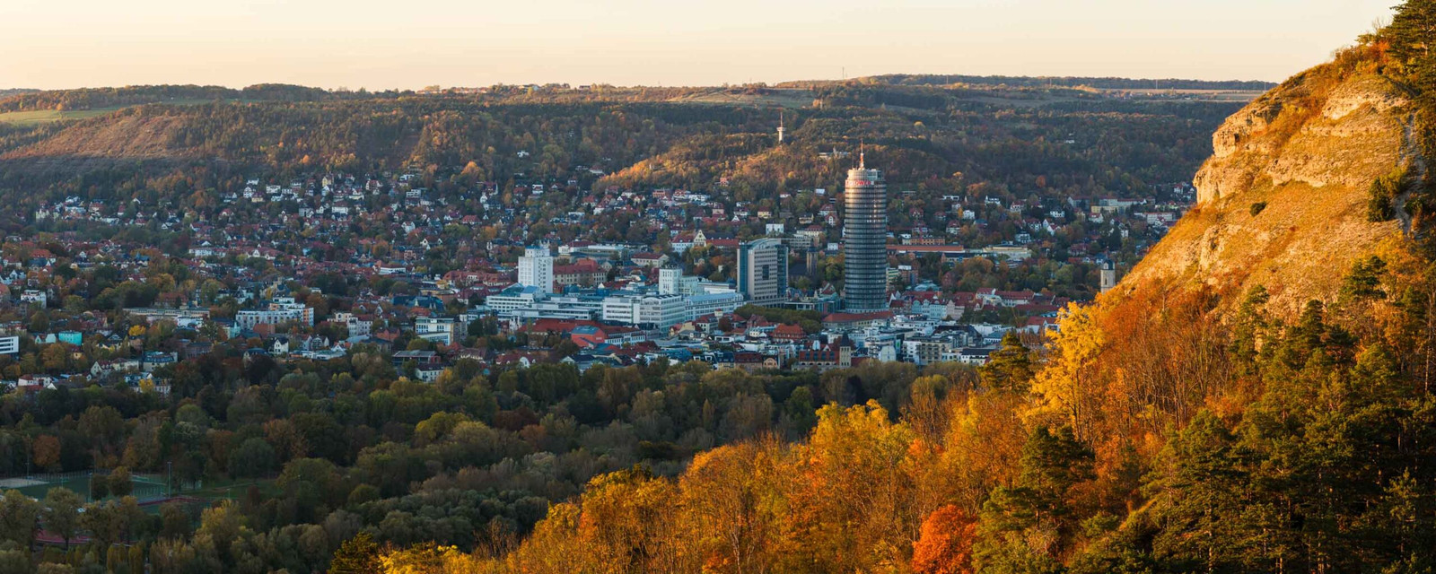 Saalehorizontale Jena Wanderweg im Abendlicht und Herbst mit Stadtblick als Panorama Bild