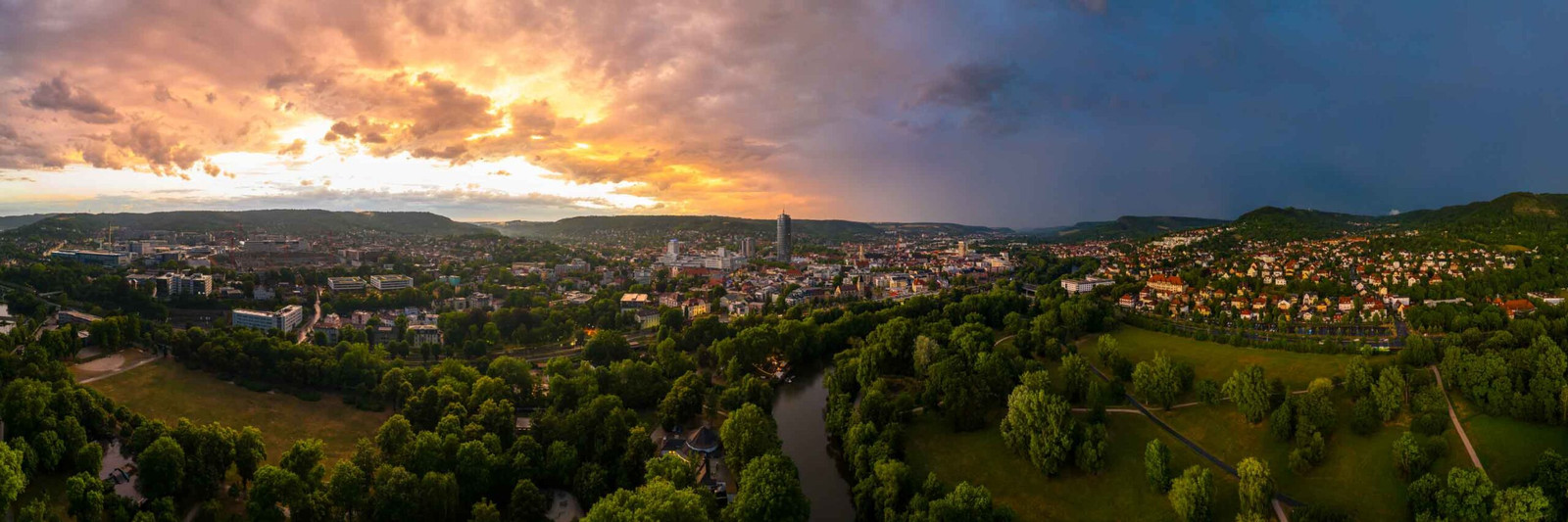 Traumhaftes Panorama Foto von Jena Paradies mit Stadtblick zum Sonnenuntergang mit Gewitter