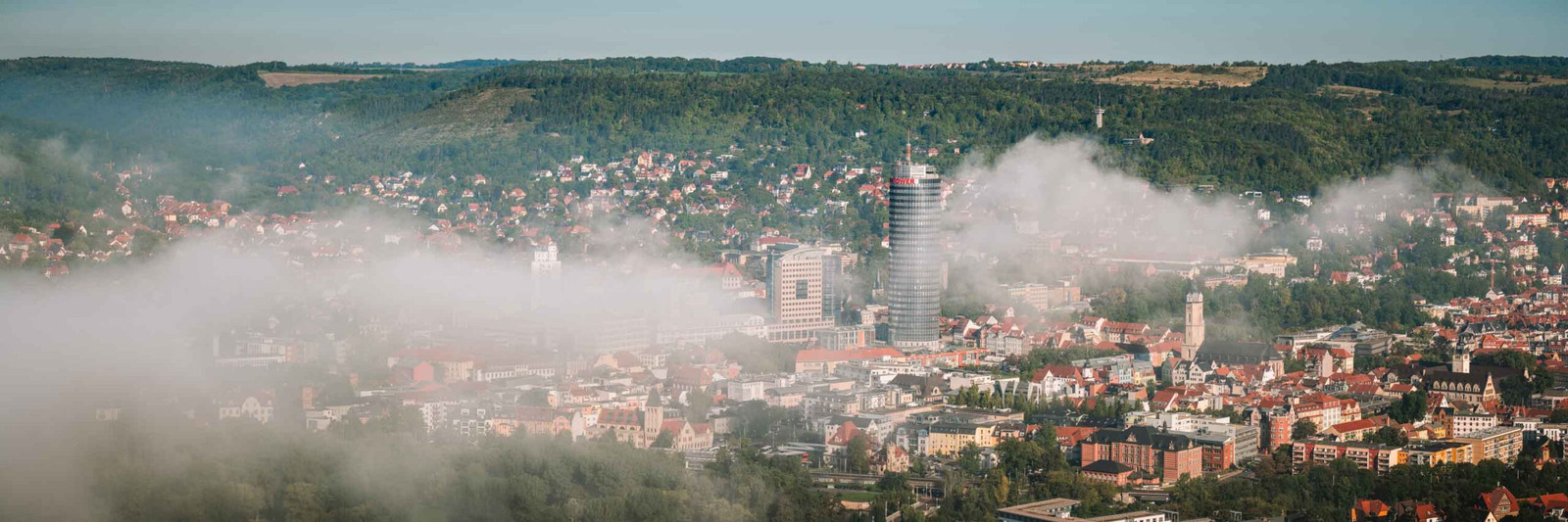 Jena Panorama Bild mit Nebelwolken über dem Stadtzentrum