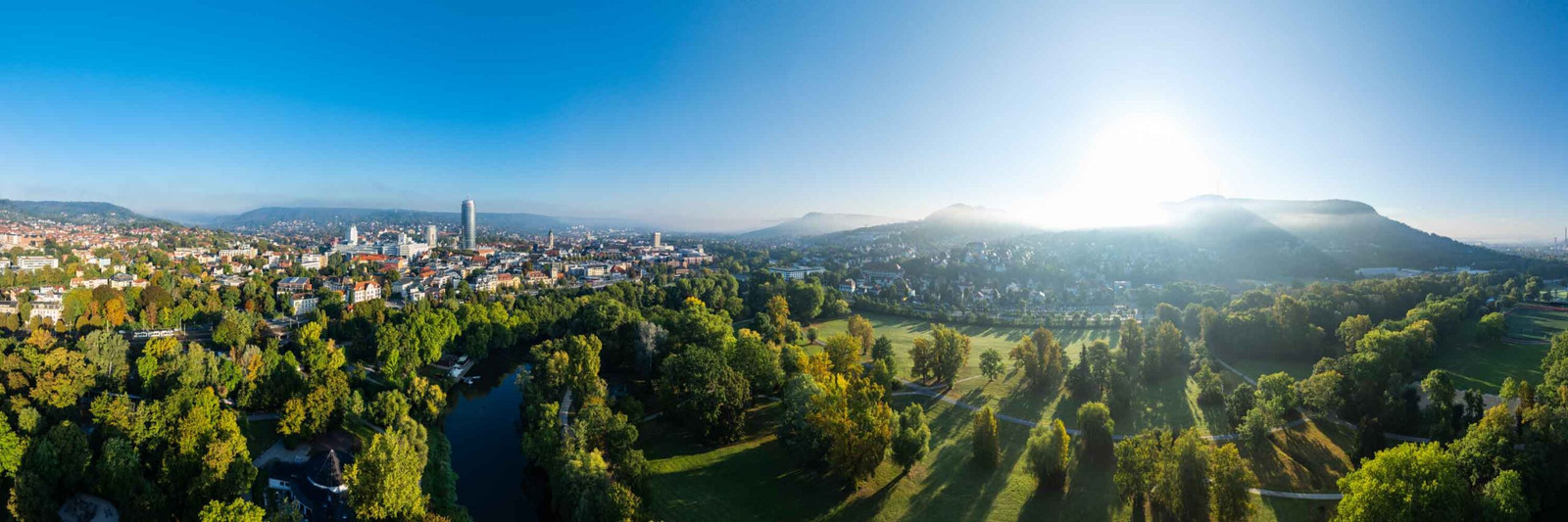 Fotografie von Jena zum Sonnenaufgang als Panorama über dem Paradiespark