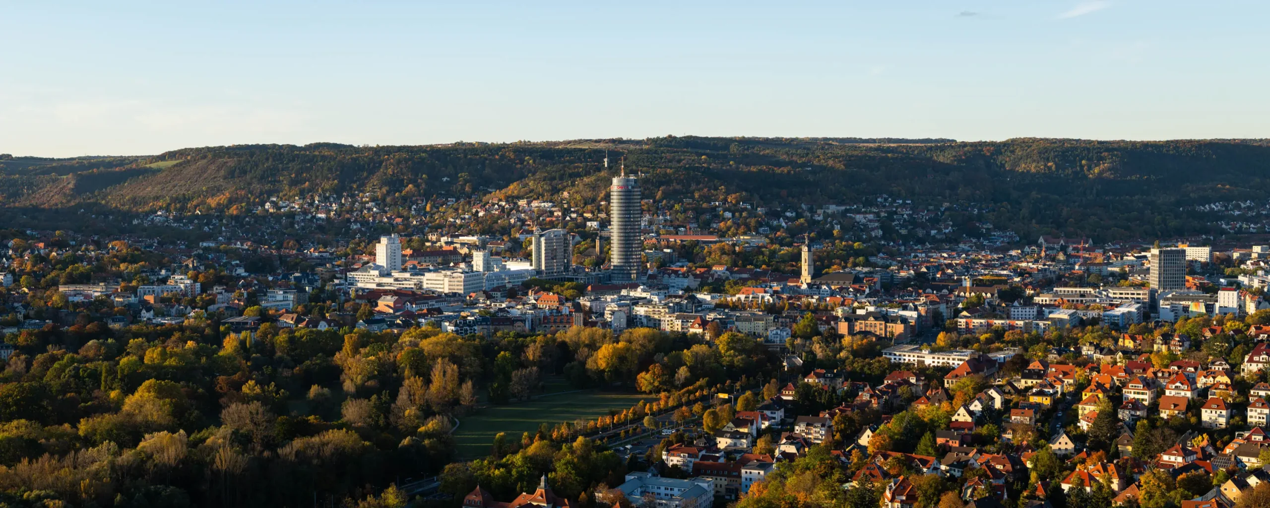 Panorama Bild von Jena bei Sonnenuntergang mit leuchtenden Herbstfarben und Stadtansicht