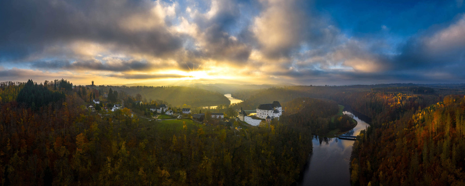 Stimmungsvolles Panorama Foto von Schloss Burgk und Hohenwarte Stausee bei Sonnenaufgang