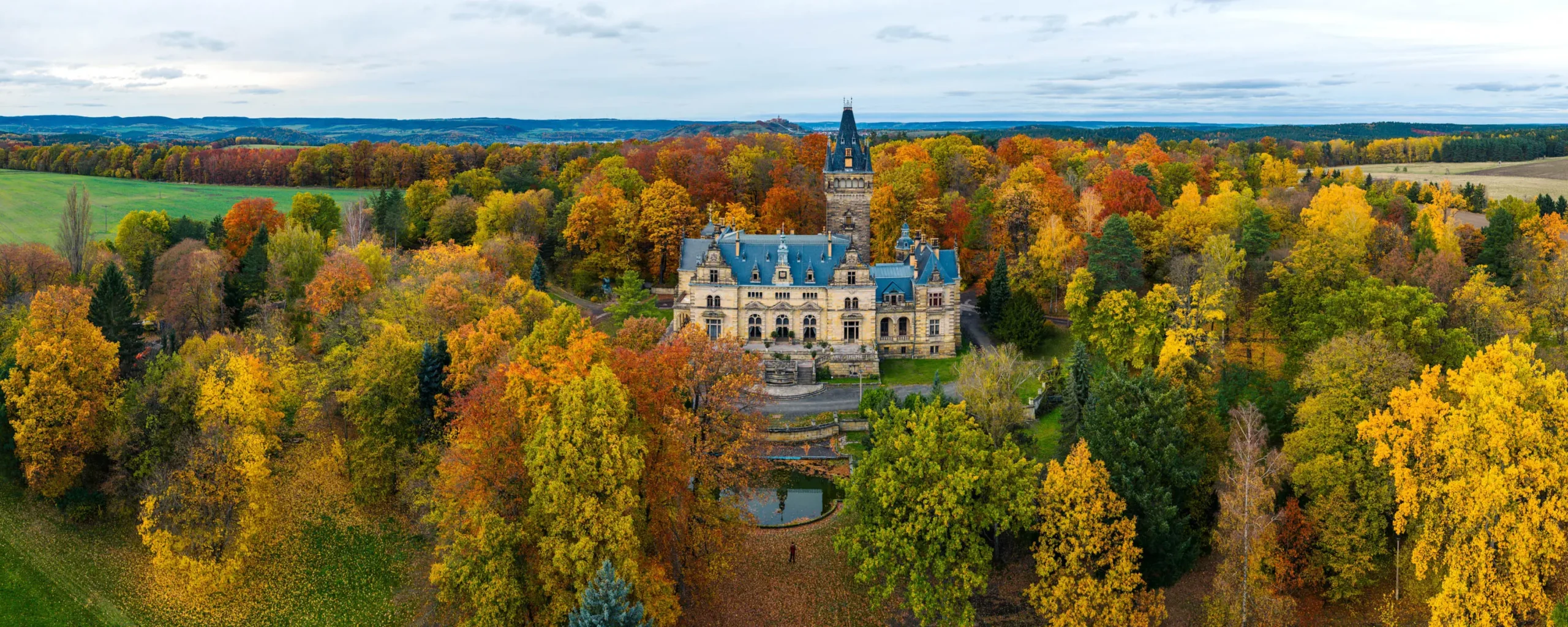 Panorama Bild vom Schloss Hummelshain bei Kahla im Herbst